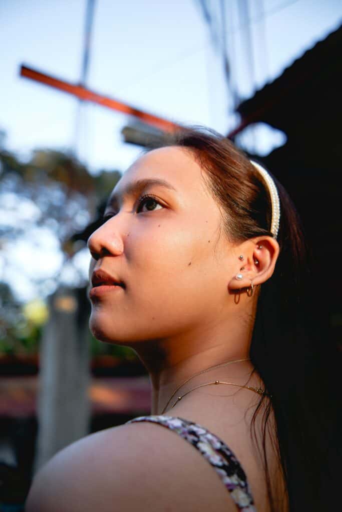 vrouw met een rook piercing